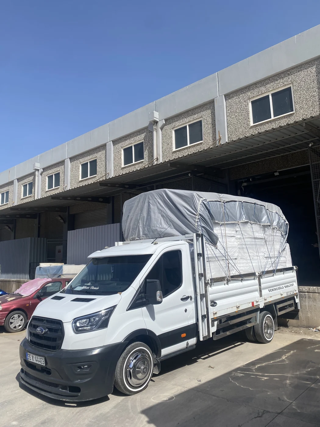 Fabrika sahasından yüksek hacimli paketli koli nakliyesi